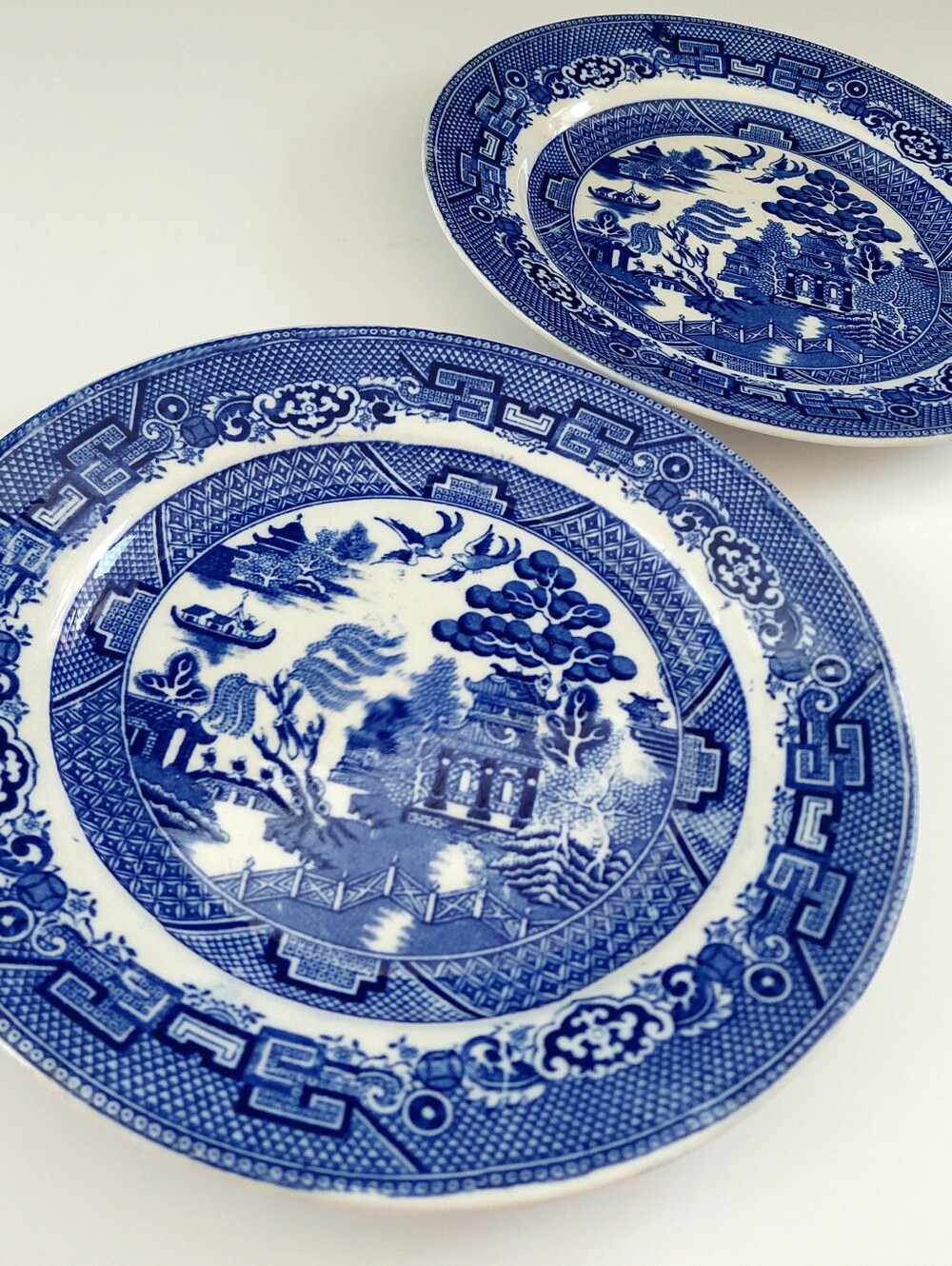 Vintage Allertons England Blue Willow 9" Plates - Set of 2